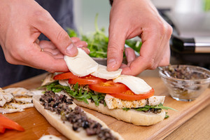 Panini mit Hähnchen belegen