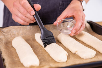 Panini mit Wasser bestreichen