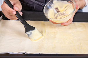 Blätterteig mit Butter bestreichen