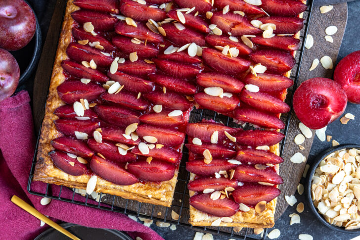 Pflaumenkuchen mit Blätterteig