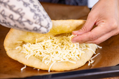 mit geriebenem Mozzarella füllen