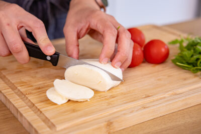 Mozzarella schneiden