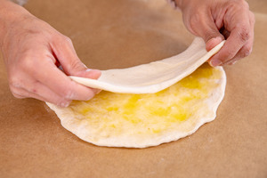 Pizzateig zusammenklappen