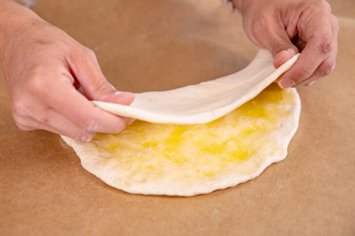 Pizzateig zusammenklappen