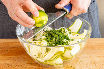 Limettneschalenabrieb und -saft dazugebene