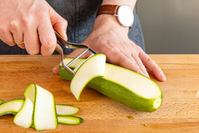 Zucchini in Streifen schälen