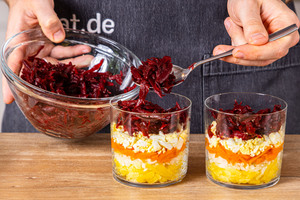 Russischen Schichtsalat schichten