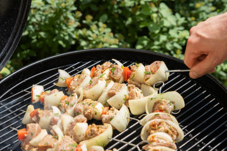 Russisches Schaschlik auf den Grill legen