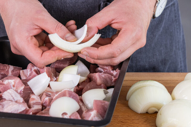 Zwiebeln in die Auflaufform geben