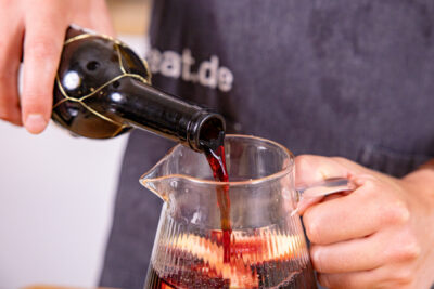 Rotwein dazugießen