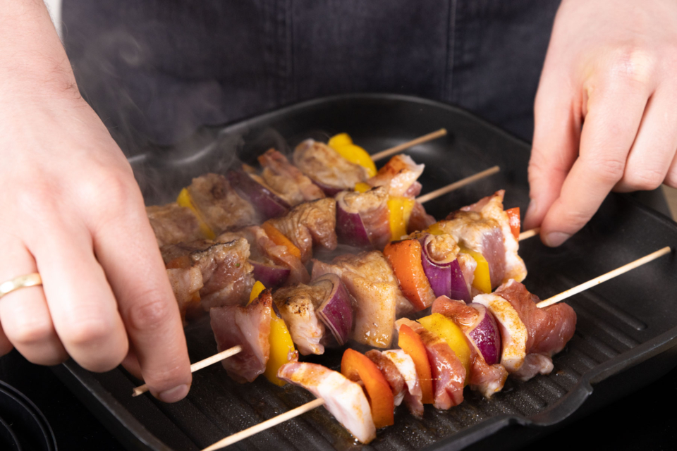 Klassisches Schaschlik mit würziger Soße