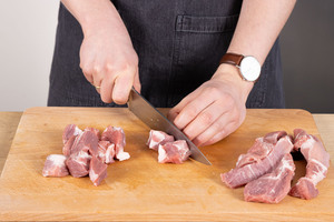 Schweinenacken schneiden.