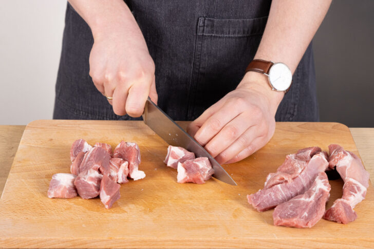 Schweinenacken schneiden.