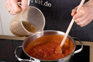Fleischbrühe auffüllen.