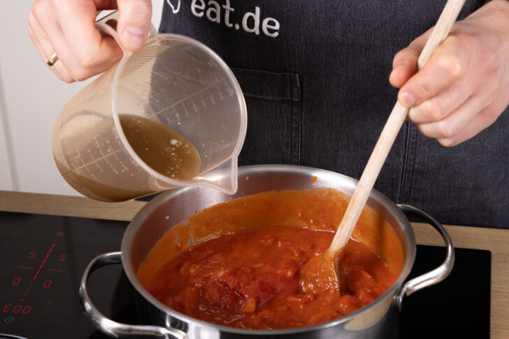 Fleischbrühe auffüllen.
