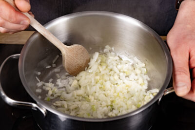 Zwiebeln und Knoblauch anschwitzen. 