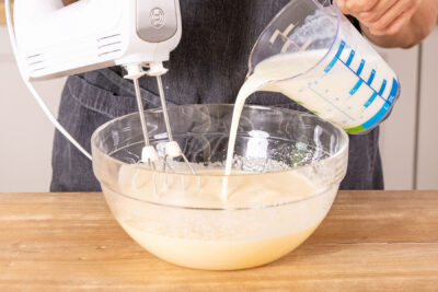 Buttermilch zum Teig geben