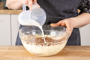 Milch zum Teig geben