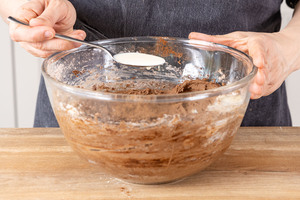 Sahne zur Buttercreme geben