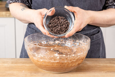 Schokotröpfchen zum Teig der Schoko-Cupcakes geben