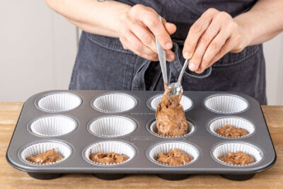 Teig in die Muffinförmchen füllen