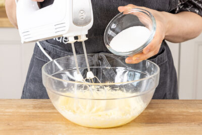 Zucker zur Butter geben