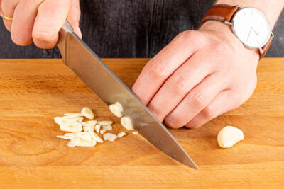 Knoblauch schälen und in Scheiben schneiden