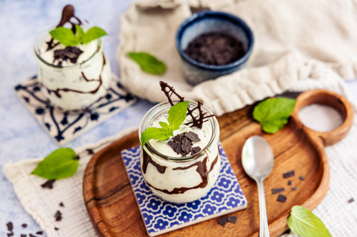 Stracciatella Creme mit Minze dekorieren