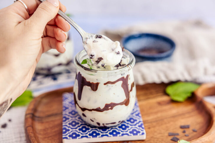 Stracciatella Creme im Glas servieren