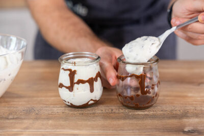 Creme in Gläser füllen