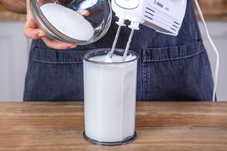 Zucker zum Eischnee geben