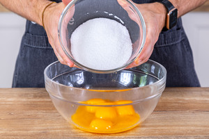 Zucker zu den Eigelb geben