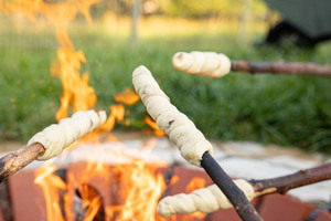 Süßes Stockbrot backen
