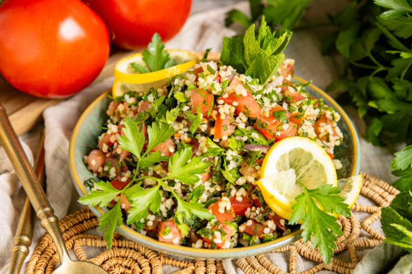 Tabouleh-Salat nach Original-Rezept mit Zitrone dekoriert