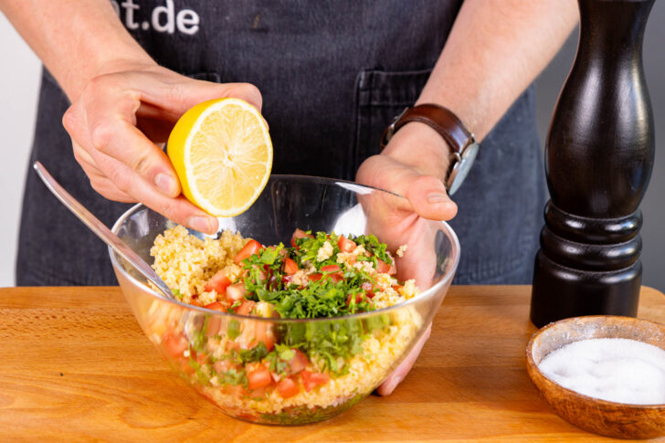 Tabouleh-Salat mit Zitronensaft würzen
