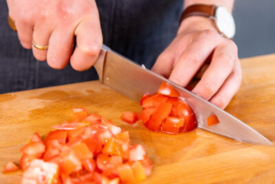 Tomaten in Würfel schneiden