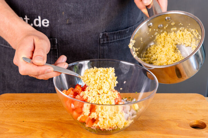 alle Zutaten für Tabouleh-Salat in Schüssel vermengen