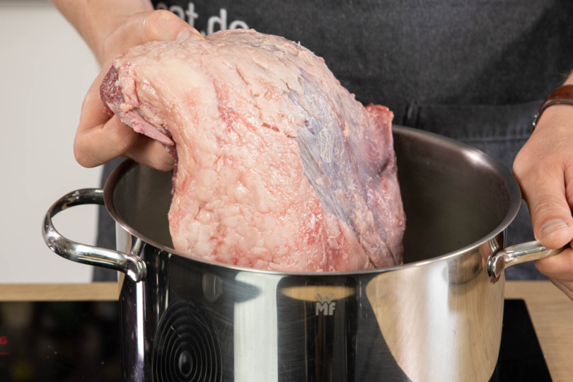 Fleisch in den Topf geben