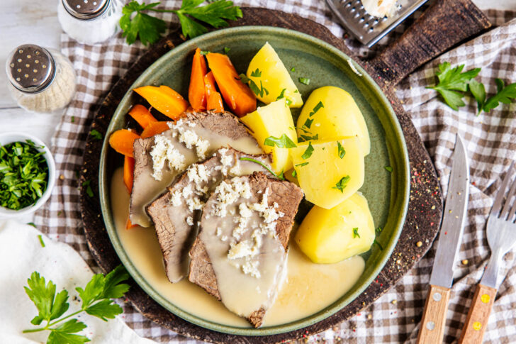 Tafelspitz mit Meerrettichsoße und Kartoffeln servieren