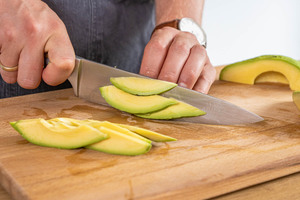 Avocado in Scheiben schneiden