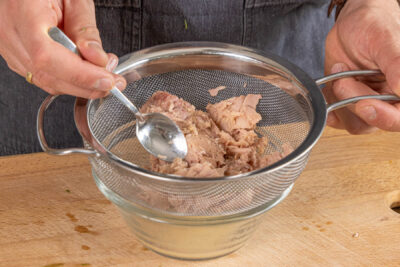 Thunfisch abtropfen lassen