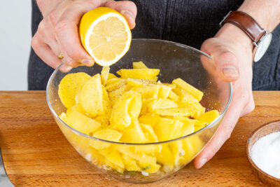 Kartoffelsalat würzen