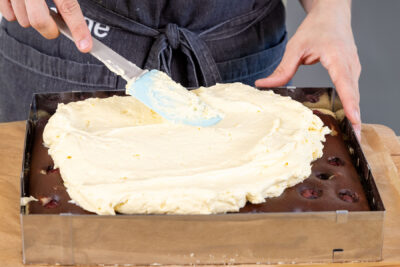 vegane Buttercreme auf dem Boden der veganen Donauwelle verstreichen