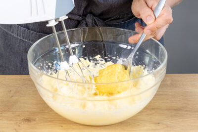 Pudding zur Butter geben