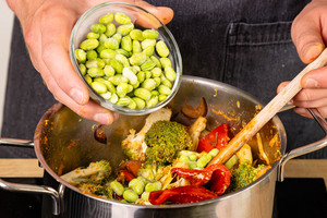 TK-Edamame in Topf geben