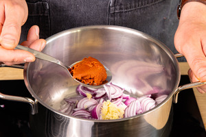 Gemüse mit Currypaste anbraten