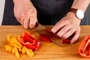 Karotten und Paprika schneiden