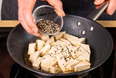 Tofu mit Sesam anbraten