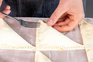 vegetarische Blätterteigtaschen verschließen