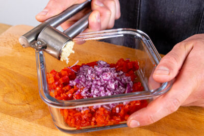 Knoblauch und Zwiebel dein hacken und pressen